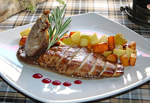 Цесарка с яблоком и тыквой