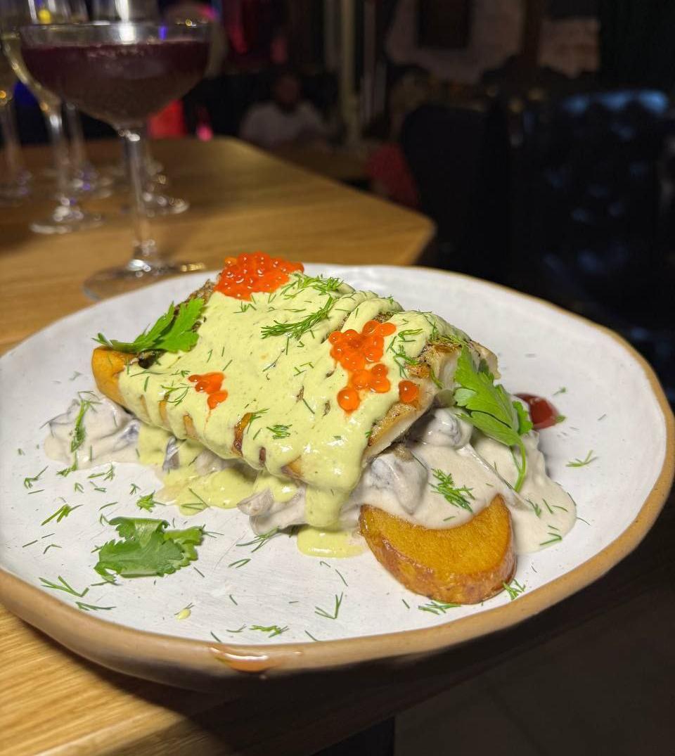 Стейк из акулы на картофельной подушке с грибами