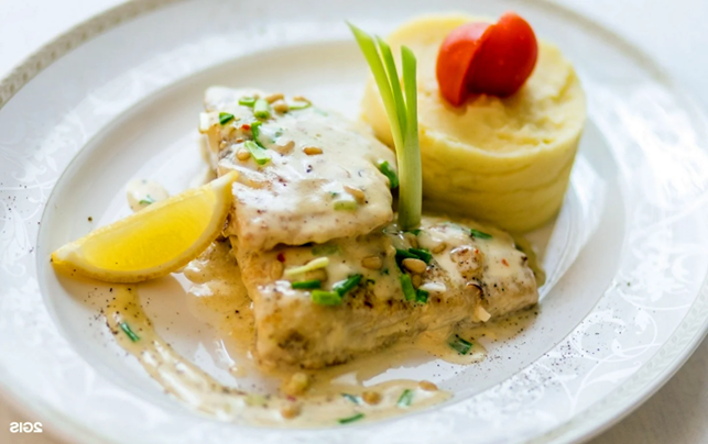 Голец запечённый с картофельным пюре и грибным соусом