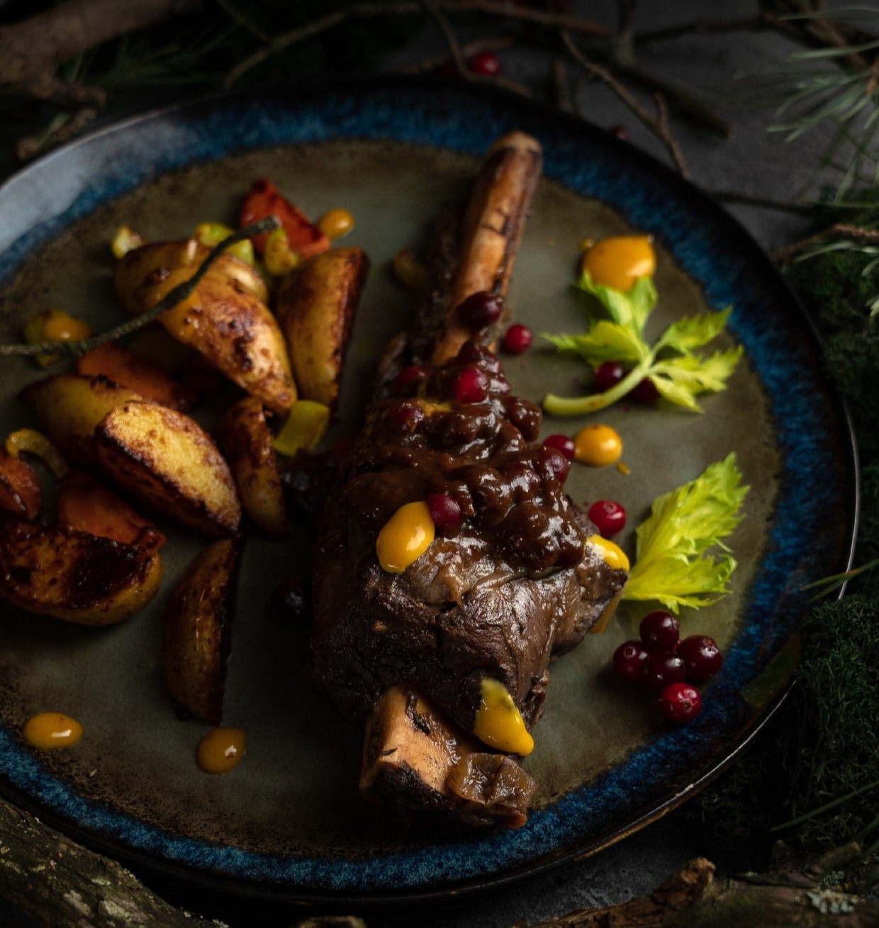 Голяшка оленя на кости