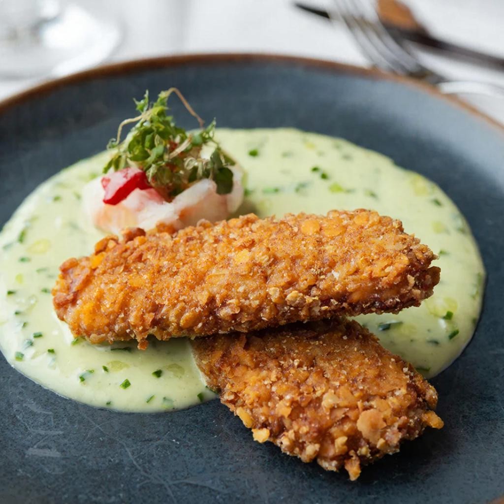 Корюшка в ореховой панировке с огуречным соусом