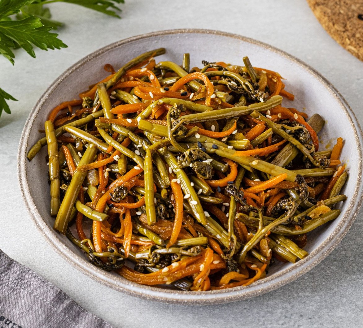 Салат из соленого папоротника по-корейски