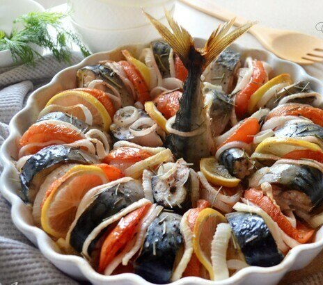 Скумбрия, запеченная с овощами и лимоном