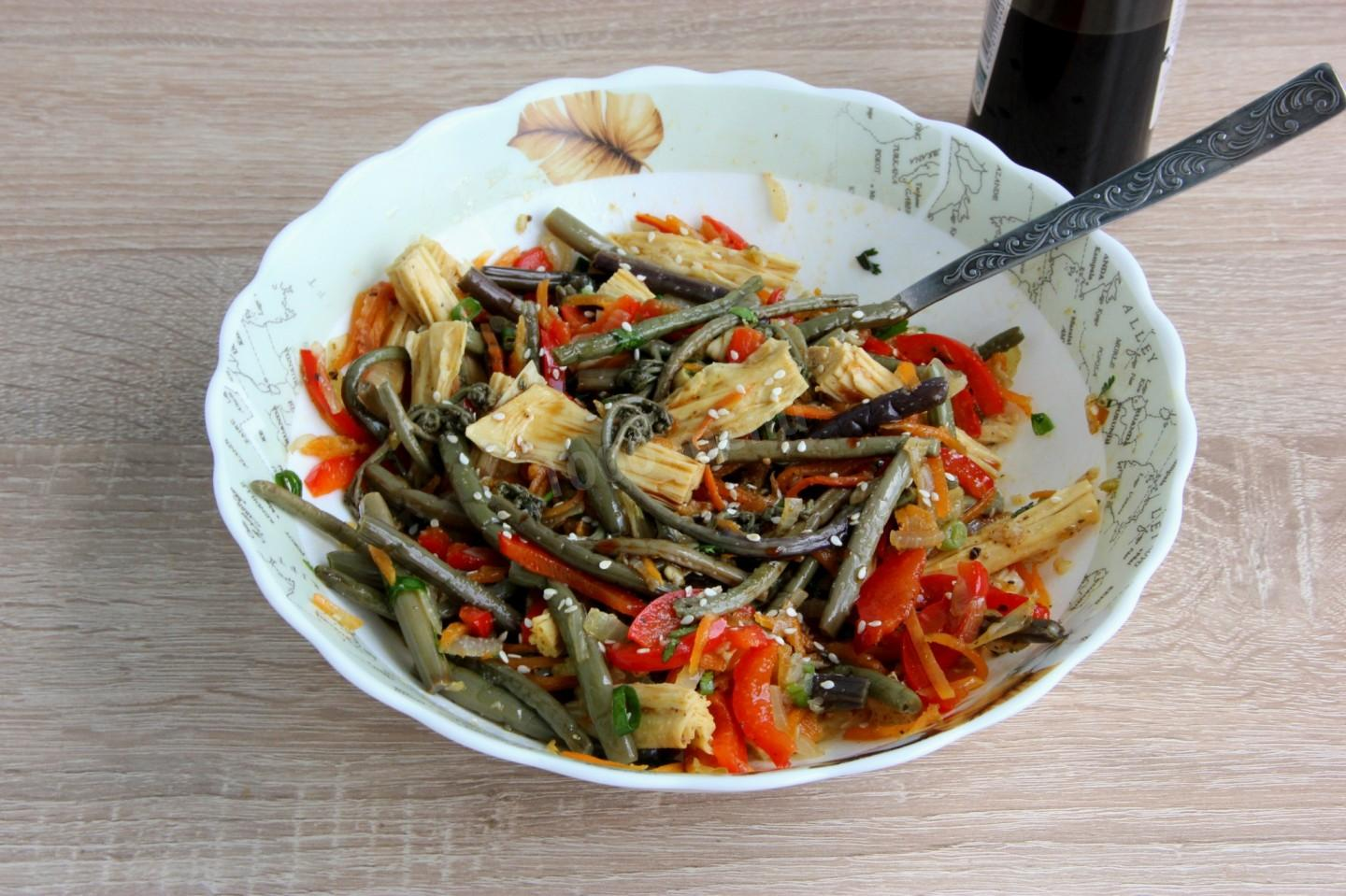 Салат из соленого папоротника с овощами Салат из соленого папоротника с овощами