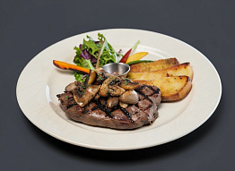 Лосятина с грибами и луковым соусом