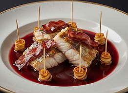 Налим в беконе под густым соусом