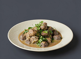 Биточки из марала в сливочном соусе