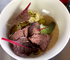 Лосятина с птитим, голубым сыром и сливочным соусом