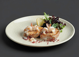 Лососевые медальоны с черносливом, в беконе 