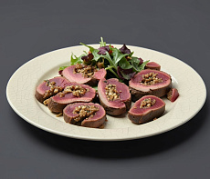 Рулет из оленины с орехами