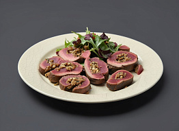 Рулет из оленины с орехами