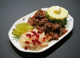 Тушеная оленина