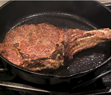 Стейк из марала на чугунной сковороде