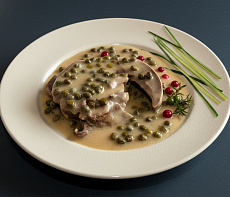 Язык кабана в соусе с каперсами
