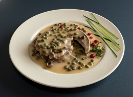 Язык кабана в соусе с каперсами