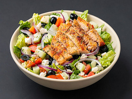 Греческий салат с тайменем