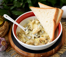 Рапаны в сливочно-чесночном соусе с картофельным пюре и тушеными овощами