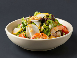 Салат из конгрио с креветками и грушами