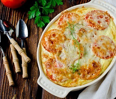 Рисовая запеканка с морским окунем и помидорами