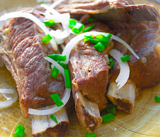 Томлёные мясные рёбрышки