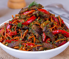 Тёплый салат с олениной и овощами