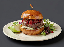 Брусничный бургер с олениной