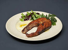 Стейк из чавычи с картофельным пюре