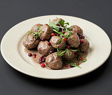 Фрикадельки из косули, томленные в красном соусе