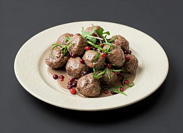 Фрикадельки из косули, томленные в красном соусе