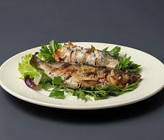 Селедка с овощами запеченная в пергаменте