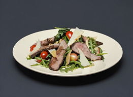 Салат с ростбифом из оленины