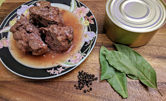 Тушеное мясо северного оленя (тушенка из оленины)