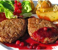 Котлетки под клюквенным соусом