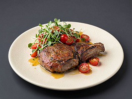 Стейк из марала на чугунной сковороде