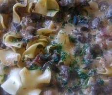 Бефстроганов из консервированного мяса оленя