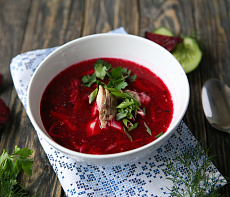 Свекольный суп на грудинке коня