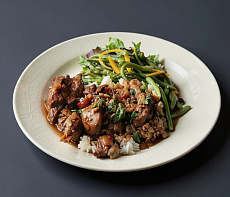 Запеченное мясо нутрии на луковой подушке