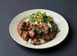 Запеченное мясо нутрии на луковой подушке