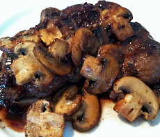 Вырезка лося с шампиньонами и соусом из красного вина