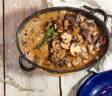 Лосятина с грибами в сметанном соусе