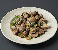 Корбикула на пару с чесночным маслом и вином