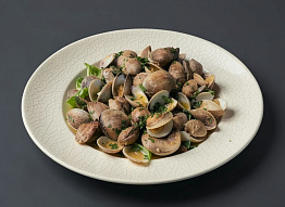 Корбикула на пару с чесночным маслом и вином