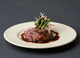 Окорок северного оленя, запечённый с луком