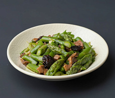 Спаржа, тушенная со сморчками