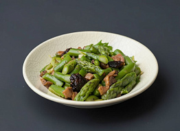 Спаржа, тушенная со сморчками