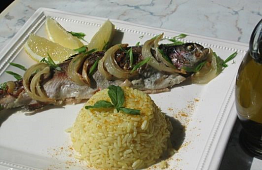 Микижа в сметанно-луковом соусе с рисом и карри