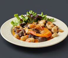 Мясо страуса, тушенное с креветками и шалфеем