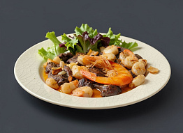 Мясо страуса, тушенное с креветками и шалфеем