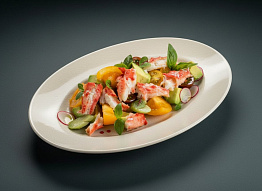 Салат из камчатского краба с помидорами и авокадо