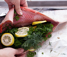 Нерка, фаршированная зеленью